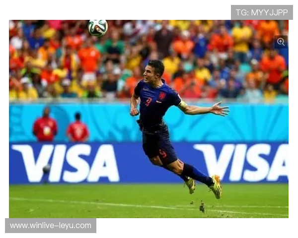 范佩西的鱼跃冲顶：十年屏保背后的足球记忆与人生启迪